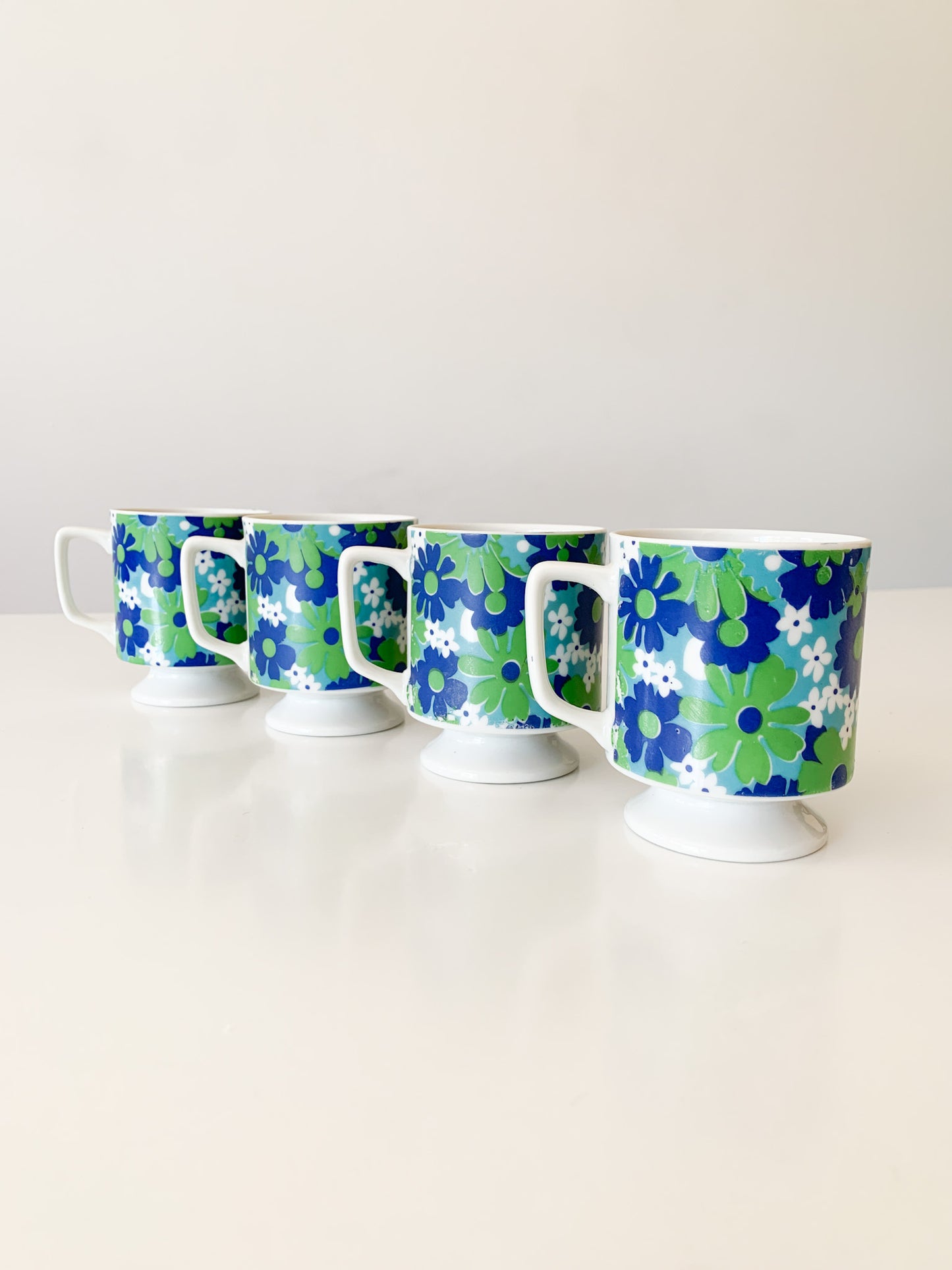 Retro Daisy Mugs, set of 4.